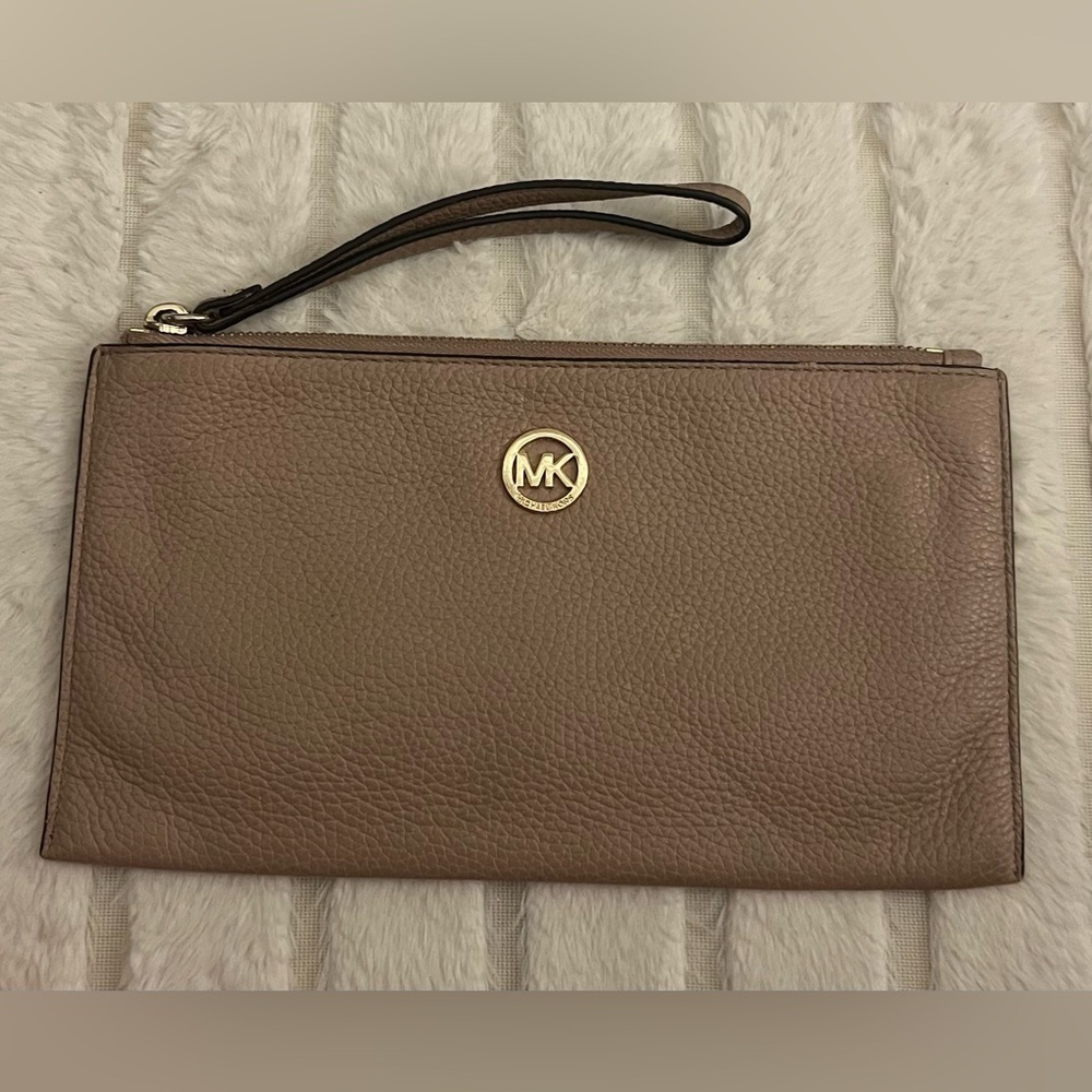 micheal kors wristlet